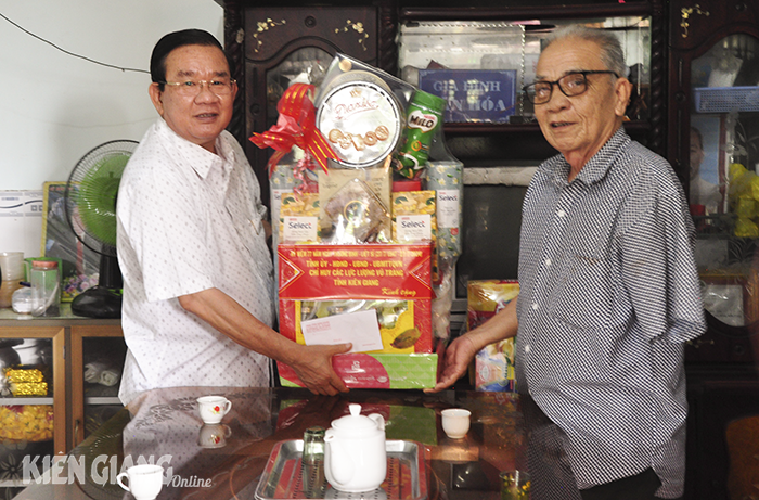 Trưởng Ban Dân vận Tỉnh ủy Kiên Giang thăm, tặng quà gia đình chính sách 